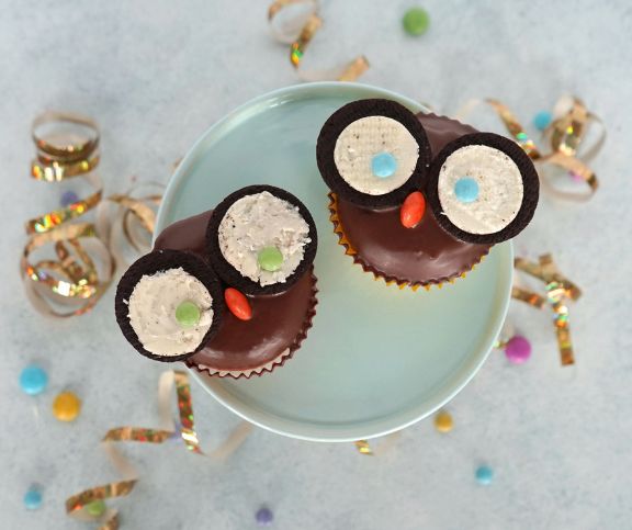 Ces adorables muffins ressemblent à des bébés hiboux dans leur petit nid. Leurs grands yeux sont faits avec des demi-Oreo.